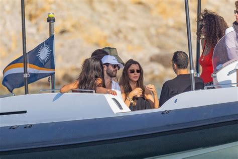 El ambiente Ibiza de Sofía Vergara Ibiza enciende el Día Internacional de Bikini reloj Radio