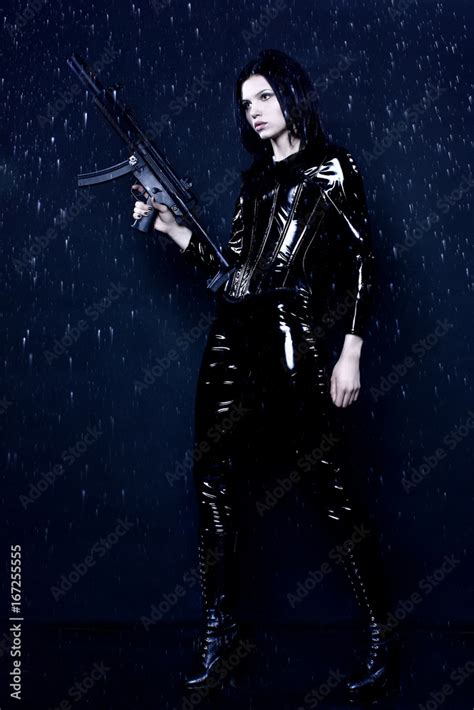 Sexe Secret Agent Or Assassin Brunette Girl Dressed In Leather And Latex With Gun On Dark
