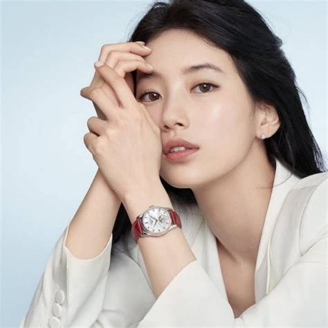 ′내년 벌써 서른′ 수지 흰 정장 입고 성숙한 비주얼 ′자랑′