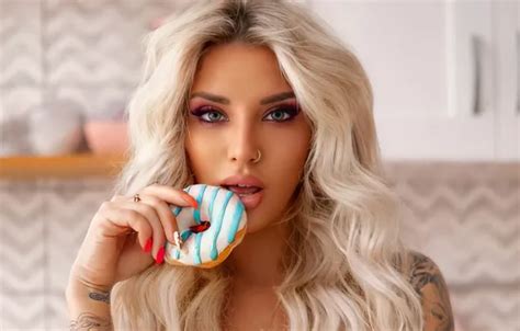 Обои girl sexy model tattoo face look blonde pose на телефон и рабочий стол раздел