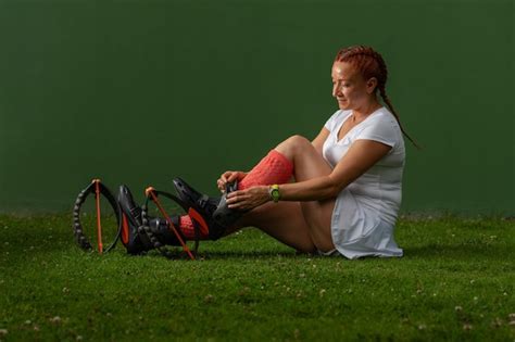 Mulher latina ruiva se preparando para fazer uma rotina de exercícios enquanto calça botas de