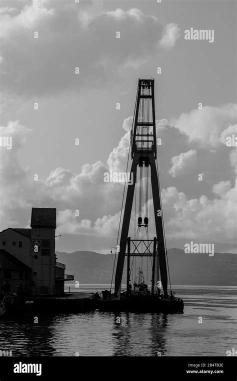 Floating heavy lift crane port hi-res stock photography and images - Alamy