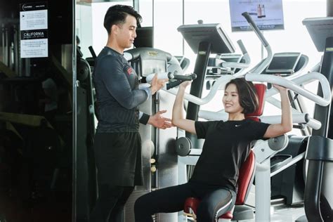 H S P V Ng Ua Di N Bikini L I N Ng D N Khi N Ch Em Thi Nhau K O T I Ph Ng Gym