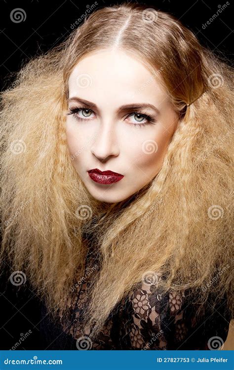 Femme Blonde Sexy Avec Les Languettes Rouges Et La Coiffure Image Stock Image Du Blonde