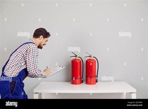 Inspector De Seguridad Contra Incendios Tomando Notas Mientras Se