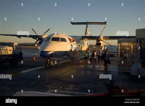 Dh Dyce Airport Aberdeen British Airways Dash 8 Passengers Stock Photo