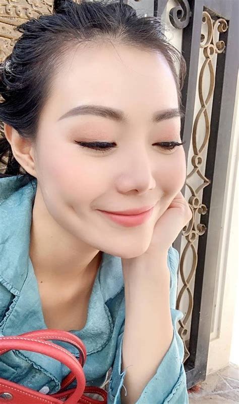 Hương Tràm táo bạo nude dùng tay che ngực trần