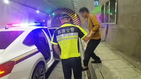 男子误入高速路 高速交警及时救助