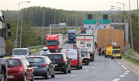 Blois un convoi exceptionnel bloqué sur le pont Charles de Gaulle