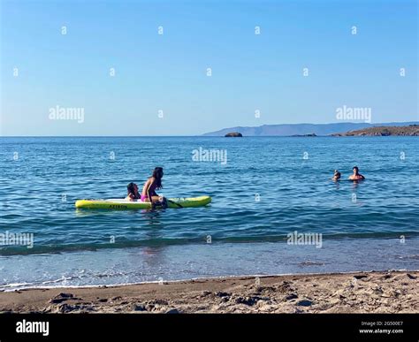 Jeune Fille En Bikini Rose Banque De Photographies Et Dimages Haute R Solution Alamy