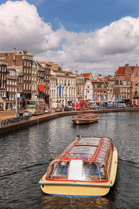 Ciudad De Amsterdam Con Barcos Turísticos En El Canal Durante La