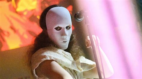 Kremlkritische Frauen Punkband Pussy Riot Anti War Tour Startet In Berlin N Tv De