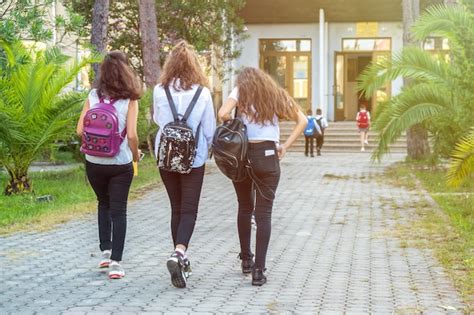 Группа детей, вместе ходить в школу, образование. | Премиум Фото