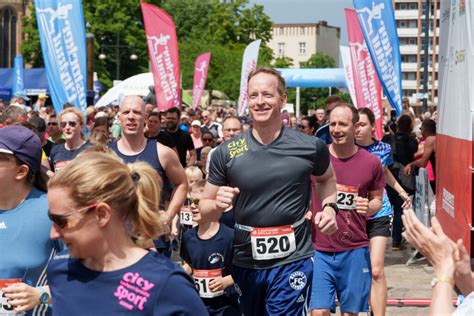 3000 Teilnehmer Und Tausende Zuschauer Feiern Ihren 32 Rostocker