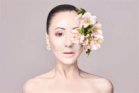 Morena Atrativa Do Nude Bonito As Flores Em Sua Cabe A Forme A Composi O Bonita Pele Limpa