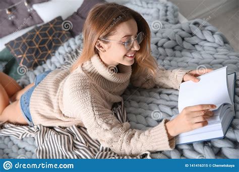 Livro De Leitura Da Jovem Mulher Na Cama Imagem De Stock Imagem De