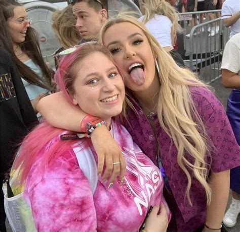 Pin By Sam Lanterman🦋 On Tana Mongeau Tana Mongeau Friend Photoshoot