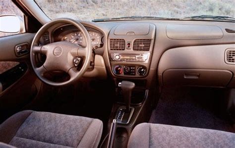 2000 Nissan Sentra Pictures - 26 Photos | Edmunds