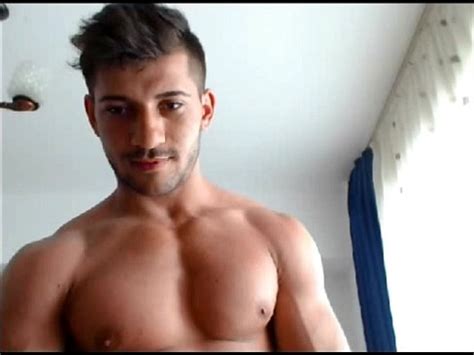 Lindo chico musculoso de 21 años flexiona sus grandes músculos en la cámara para ti XVIDEOS