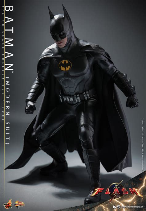 Galería Imagen de la figura de Hot Toys de Batman a escala