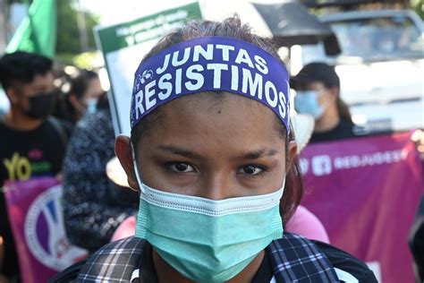 Celebran liberación de mujer que purgó 9 años por aborto en El Salvador