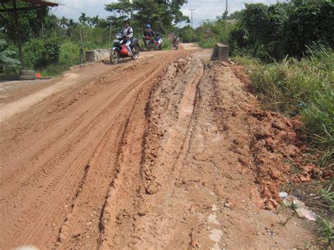 Warga Sungai Duren Keluhkan Jalan Rusak