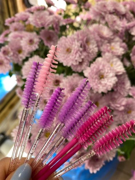 Pin di Эксанова Ханна su Идеи для лешмейкеров | Fiori unghie, Ciglia ...