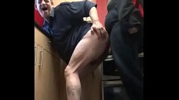 Un hombre gay bisexual te dejaría caminar detrás de él bajarle los pantalones y follarle el