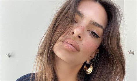 Emily Ratajkowski elle pose ultra sexy en bikini pour célébrer ses 29 ans