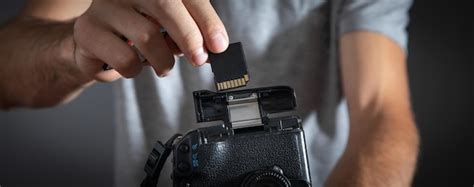 Como Colocar O Cartão De Memória Na Câmera - Fotógrafo segurando o cartão de memória inserir a câmera dslr | Foto ...