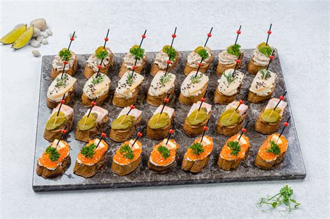 Брускетты с красной икрой, рыбой, грудинкой и муссом со шпротами, 28 шт ...