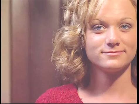 Une blonde sexy se couche sur une voiture et se fait baiser brutalement sa boîte mouillée xHamster