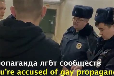 Pussy Riot polizia russa irrompe sul set del nuovo video è propaganda gay Gay it