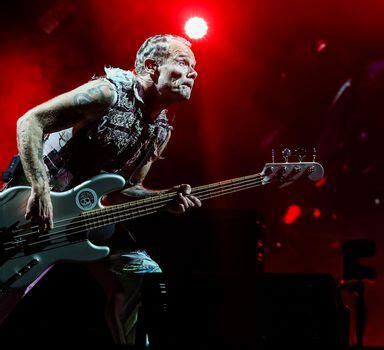 Baterista do Red Hot Chili Peppers toca Legião Urbana em bar no RJ veja vídeo Estadão