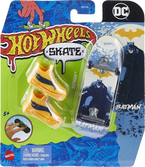 Hot Wheels Skate Vehículo de Juguete Patineta Warner Bros con Tenis
