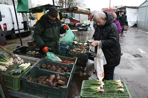 Deszczowy piątek na targowisku w Koszalinie Co można znaleźć na