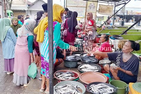 Ratusan Jemaah Wisata Religi Ramai Ramai Beli Ikan Di Pelabuhan