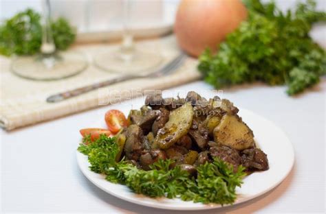 Куриная печень с яблоками и луком на сковороде, рецепт с фото | Все Блюда
