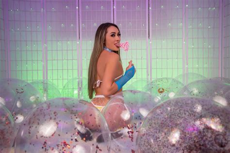 Mackenzies Heart Shaped Confection VR Porn Video VRPorn