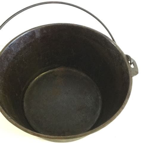 Cast Iron Dutch Oven With Bail Handle 8 Y Y H On Bottom Of Pan Cookware
