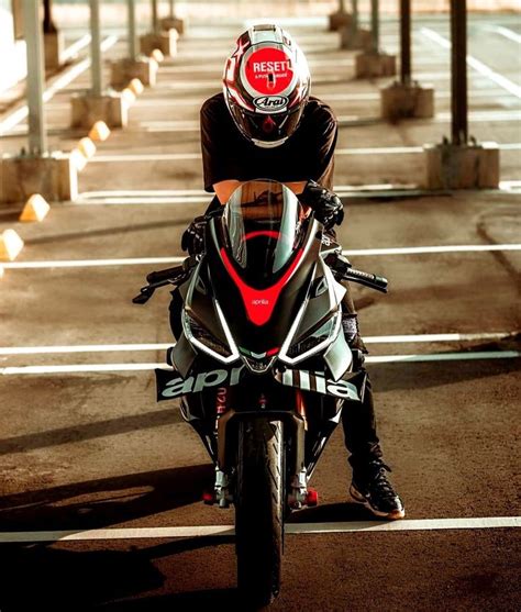 Aprilia Tuono V4 A High Performance Naked Bike 2025 Aprilia Tuono V4 Aprilia Naked Bike