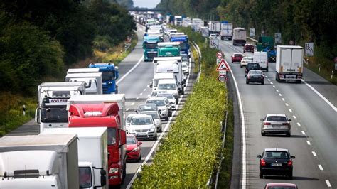 A Mehrere Unf Lle Auf Der Autobahn Warntafel Schlitzt Reifen Auf