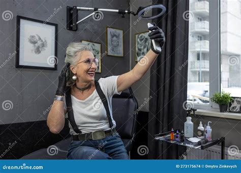 Excité Femme Mature Faisant Selfie Et Souriant Photo stock Image du branché indoors