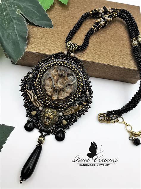 Кулон с симбирцитовой жеодой и львом. | Hand beaded jewelry, Handmade ...