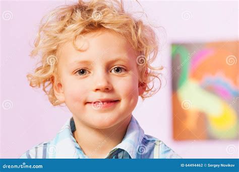 Glimlachende Gelukkige Blonde Jongen Met Krullend Haar Stock Foto Image Of Blij Kijk 64494462