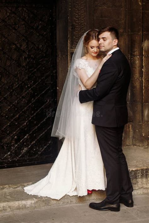 Hübscher Bräutigam Der Braut Jungvermähltenpaare Blonde Frau Und S Umarmt Stockbild Bild