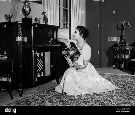 Yvonne de carlo hi-res stock photography and images - Alamy