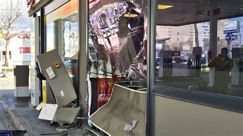 Auto Rast Ins Schaufenster Von Tankstelle