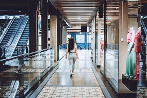 Mujer Joven Latina Moderna Caminando En Un Gran Centro Comercial Moderno Joven Consumidora