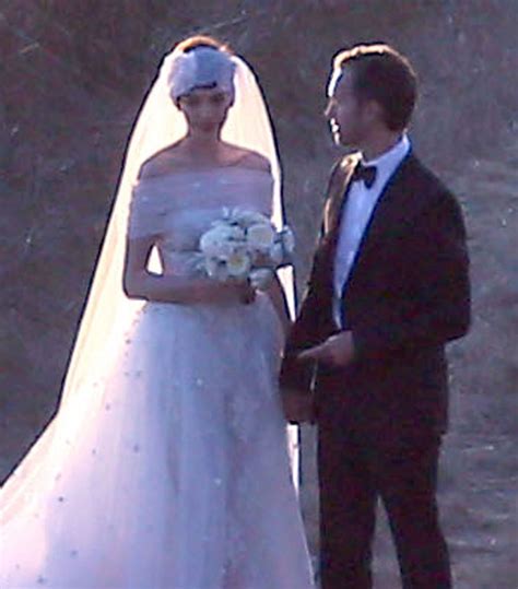 Anne Hathaway And Adam Shulman Get Married At A Private Residence In Big Sur California